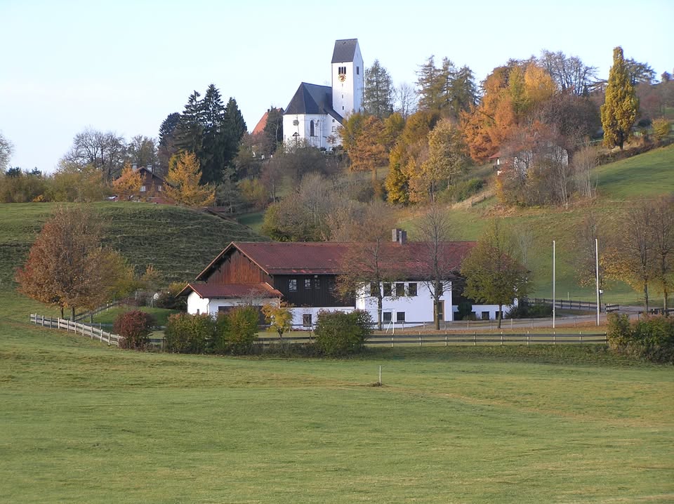 Bürgerhaus Mittelberg in Oy-Mittelberg vor den Allgäuer Bergen